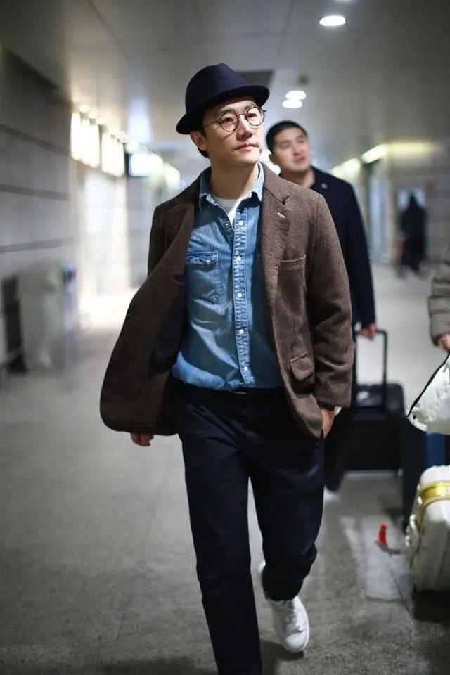 黄轩变换风格,造型低调帅气,这两组搭配轻松穿出时髦范