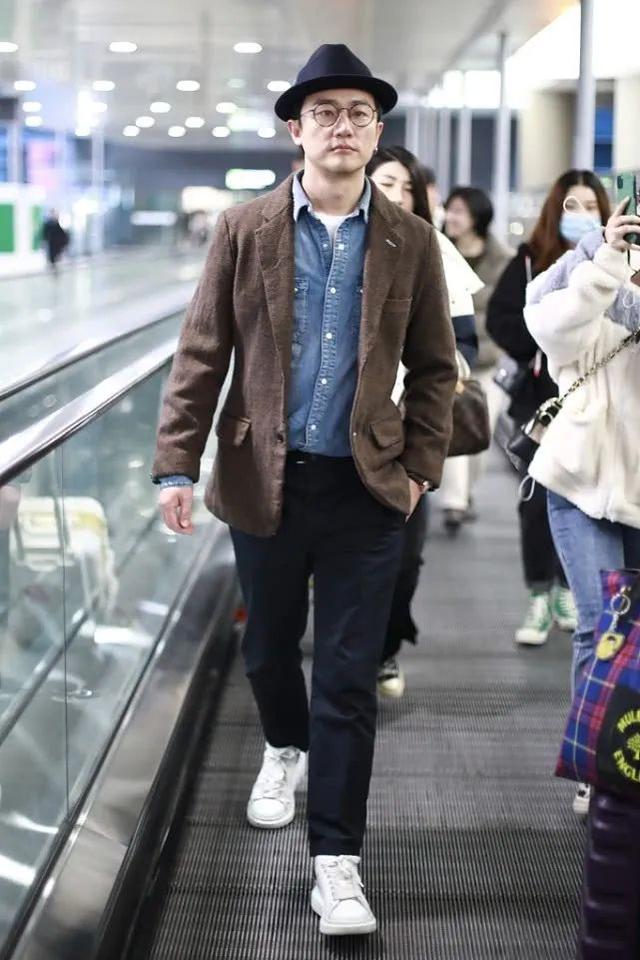 黄轩变换风格,造型低调帅气,这两组搭配轻松穿出时髦范