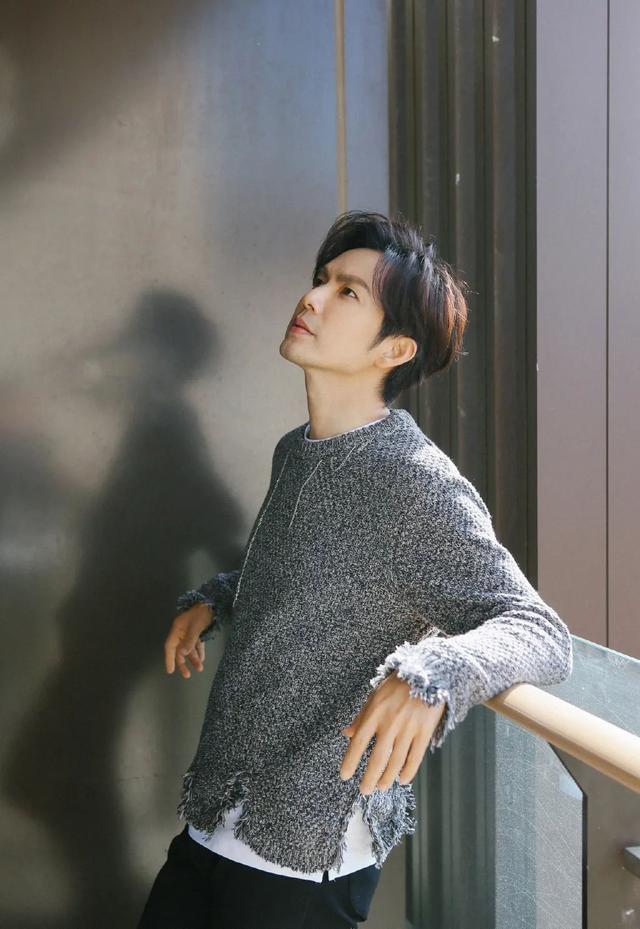 钟汉良帅气造型,这哪像45岁?造型青春时髦