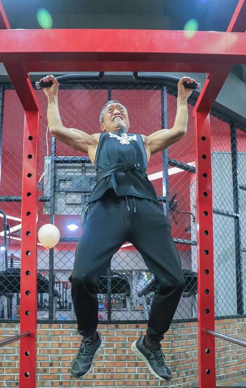 70岁老爷子练出健硕身材,在他面前,年龄真的只是数字