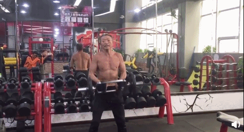 70岁老爷子练出健硕身材,在他面前,年龄真的只是数字