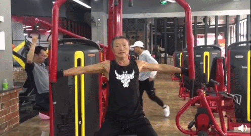 70岁老爷子练出健硕身材,在他面前,年龄真的只是数字