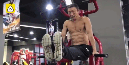 70岁老爷子练出健硕身材,在他面前,年龄真的只是数字