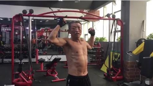 70岁老爷子练出健硕身材,在他面前,年龄真的只是数字