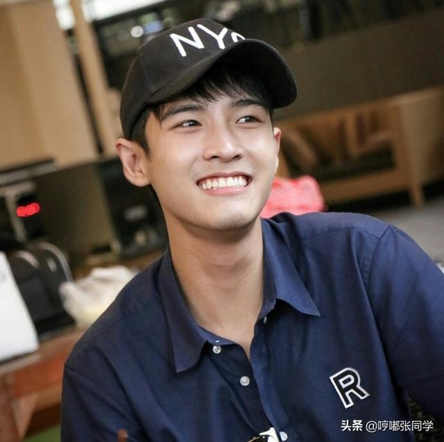 勤工俭学的小哥哥,穿着工作服戴着黑色的帽子,笑容甜美的男生!