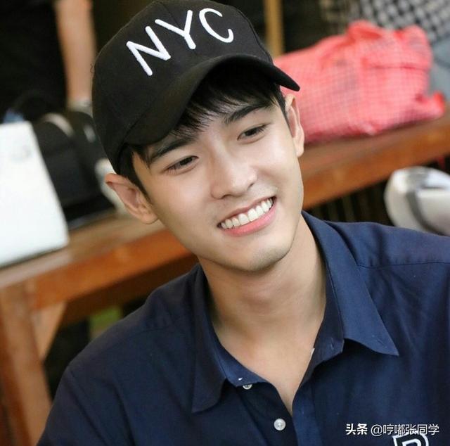 勤工俭学的小哥哥,穿着工作服戴着黑色的帽子,笑容甜美的男生!