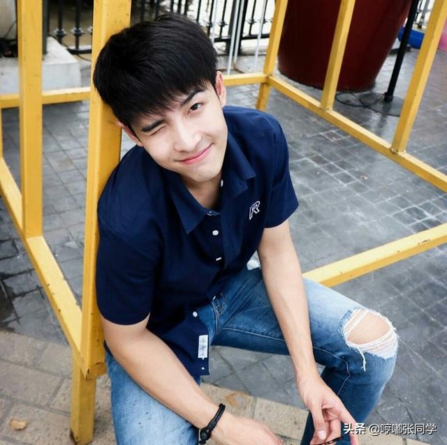 勤工俭学的小哥哥,穿着工作服戴着黑色的帽子,笑容甜美的男生!