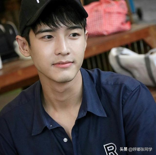 勤工俭学的小哥哥,穿着工作服戴着黑色的帽子,笑容甜美的男生!