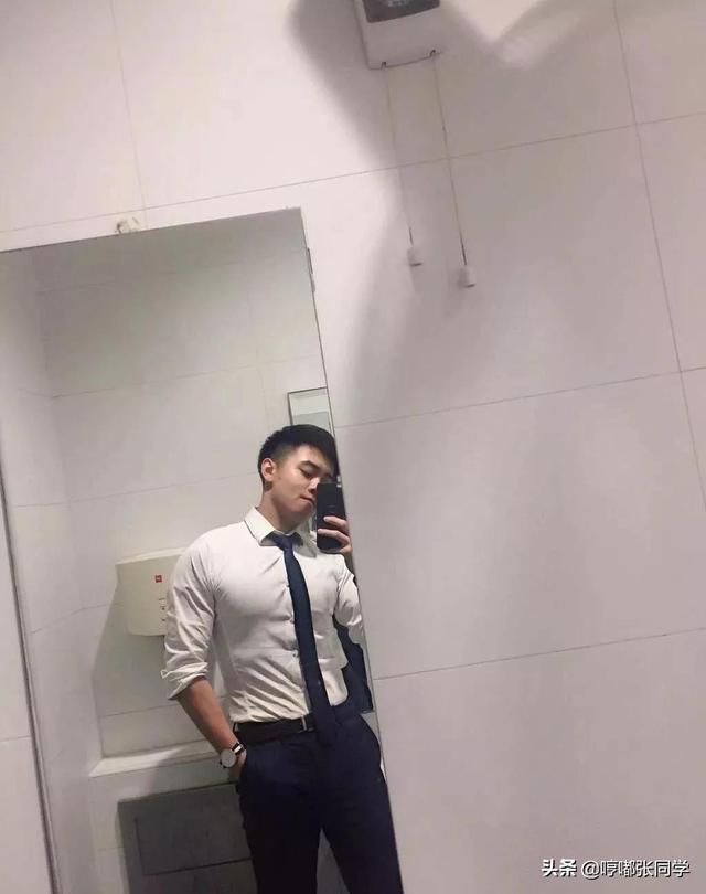 喜欢穿各种衬衫的职场型男,留着寸发男生看起来更加的阳光帅气!