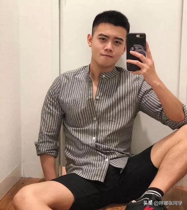 喜欢穿各种衬衫的职场型男,留着寸发男生看起来更加的阳光帅气!