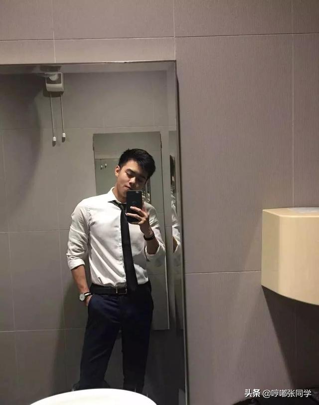 喜欢穿各种衬衫的职场型男,留着寸发男生看起来更加的阳光帅气!