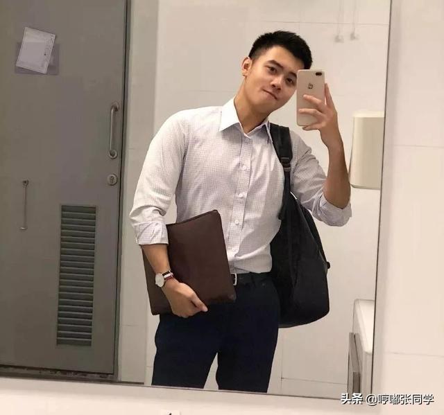 喜欢穿各种衬衫的职场型男,留着寸发男生看起来更加的阳光帅气!