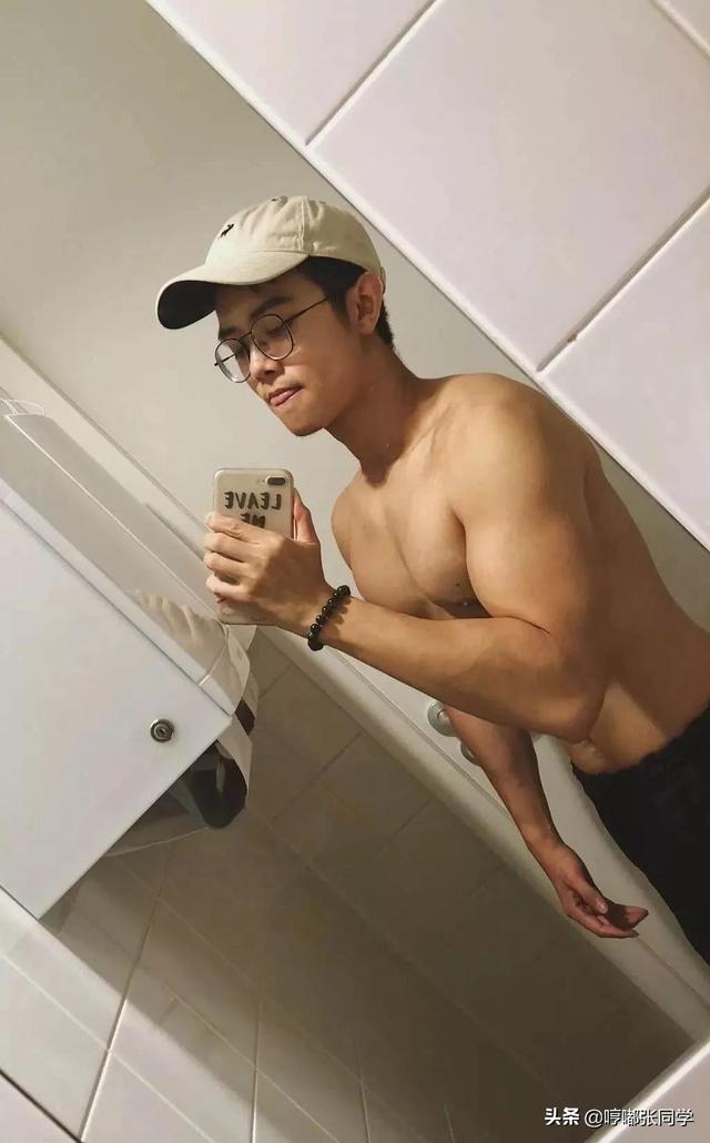 喜欢穿各种衬衫的职场型男,留着寸发男生看起来更加的阳光帅气!