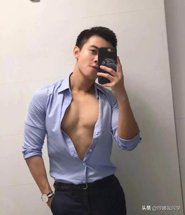 喜欢穿各种衬衫的职场型男,留着寸发男生看起来更加的阳光帅气!