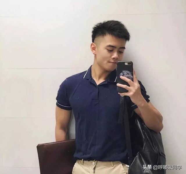 喜欢穿各种衬衫的职场型男,留着寸发男生看起来更加的阳光帅气!