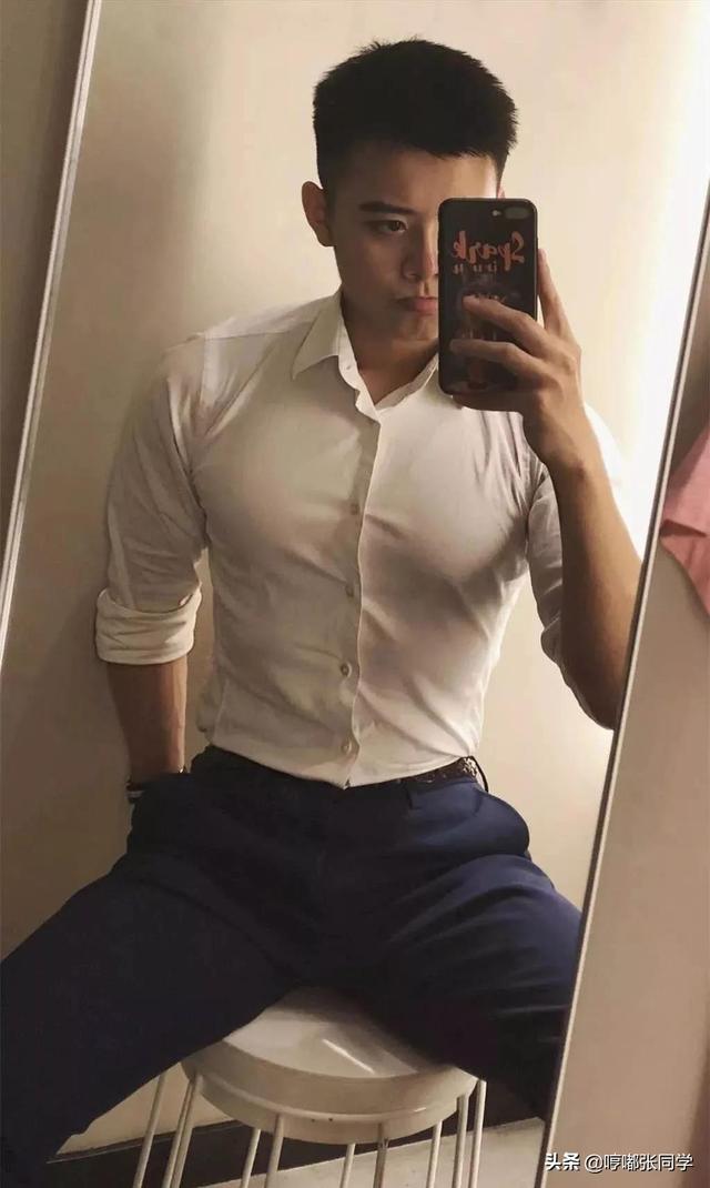 喜欢穿各种衬衫的职场型男,留着寸发男生看起来更加的阳光帅气!