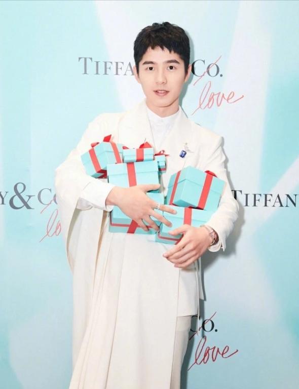 1米85刘昊然太帅气,白衬衫搭配休闲裤,简单干练却穿出时尚范