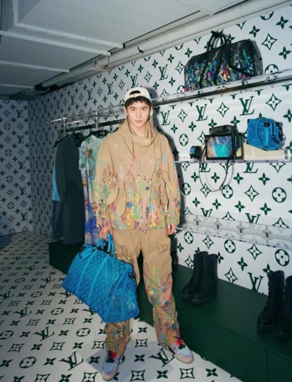 1米85刘昊然太帅气,白衬衫搭配休闲裤,简单干练却穿出时尚范