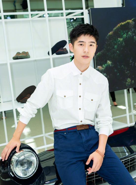 1米85刘昊然太帅气,白衬衫搭配休闲裤,简单干练却穿出时尚范