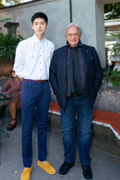 1米85刘昊然太帅气,白衬衫搭配休闲裤,简单干练却穿出时尚范