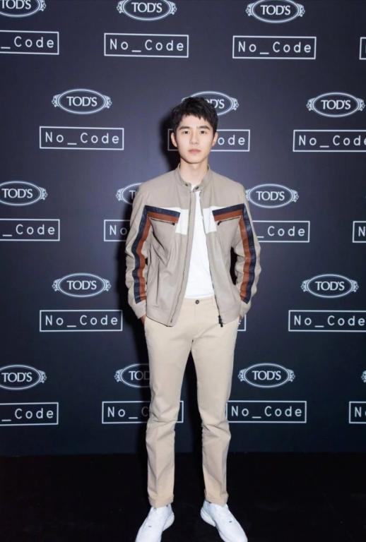 1米85刘昊然太帅气,白衬衫搭配休闲裤,简单干练却穿出时尚范