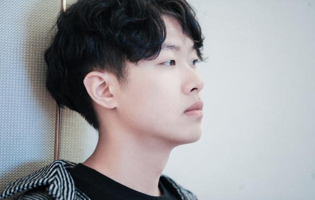 男生别再留“过耳”发型了,这几款短发长度刚好,干净又帅气