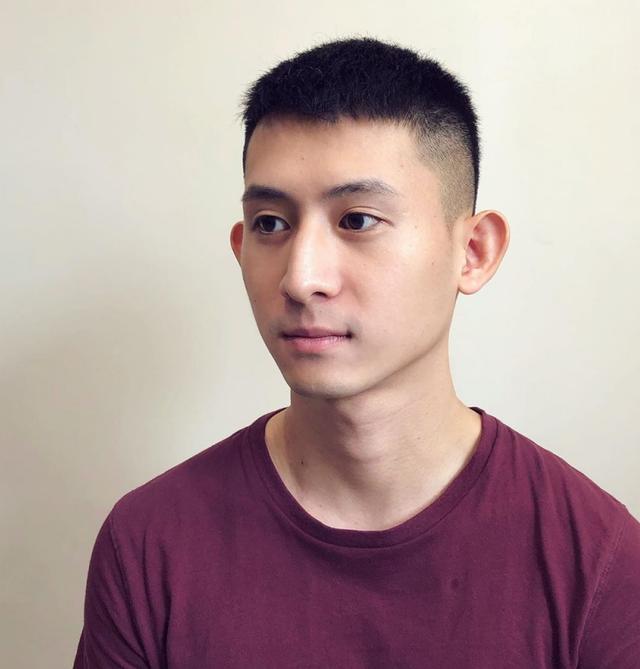 男生别再留“过耳”发型了,这几款短发长度刚好,干净又帅气