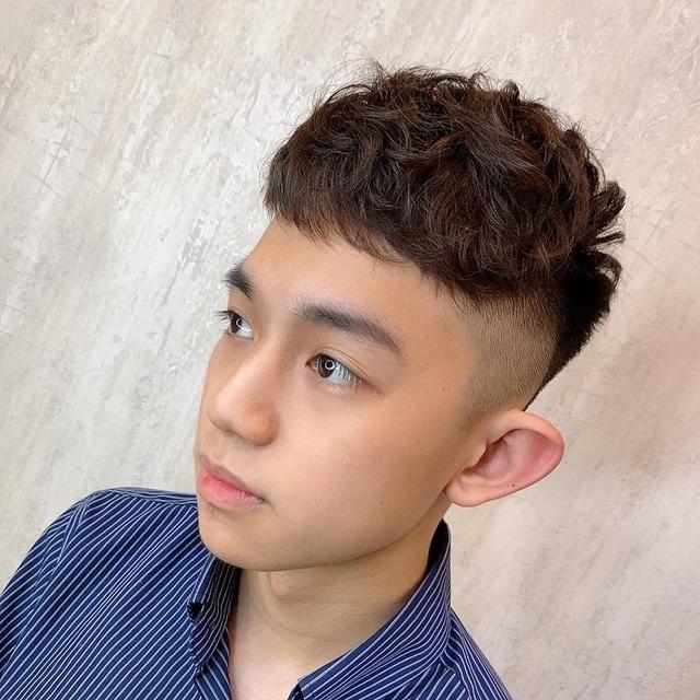 男生别再留“过耳”发型了,这几款短发长度刚好,干净又帅气