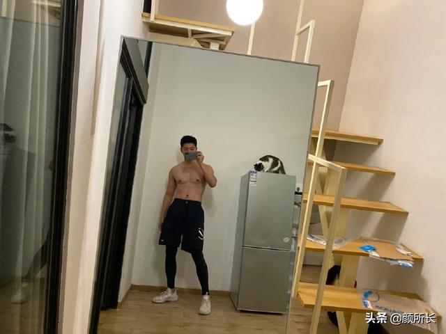 高又高又壮的肌肉帅哥,多张自拍迷人眼!