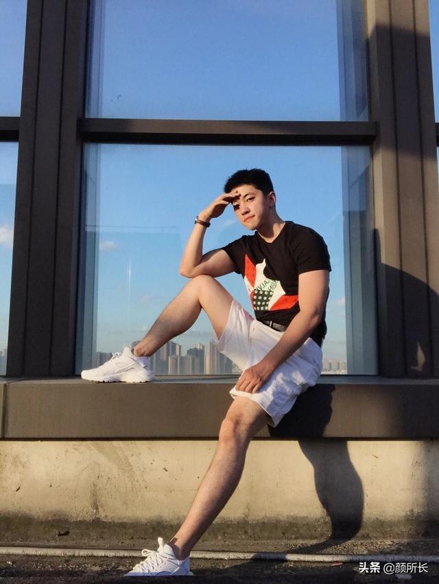 高又高又壮的肌肉帅哥,多张自拍迷人眼!