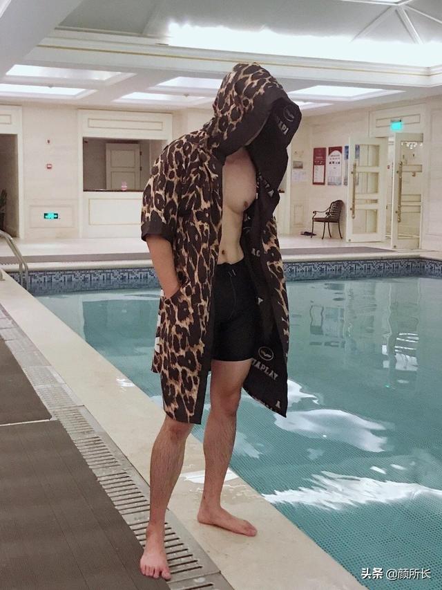 高又高又壮的肌肉帅哥,多张自拍迷人眼!