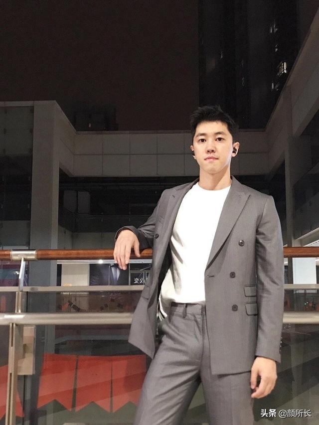 高又高又壮的肌肉帅哥,多张自拍迷人眼!