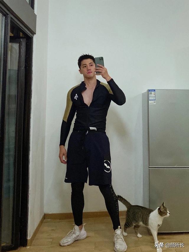 高又高又壮的肌肉帅哥,多张自拍迷人眼!