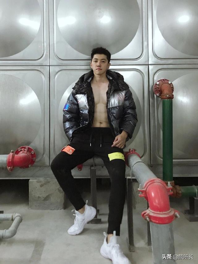 高又高又壮的肌肉帅哥,多张自拍迷人眼!