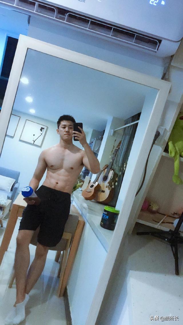 高又高又壮的肌肉帅哥,多张自拍迷人眼!