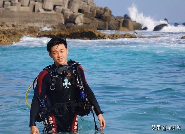 帅气游泳教练在线秀肌肉！