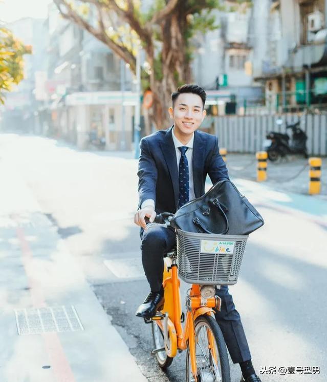 办公室里的正装帅同事,西装太帅了