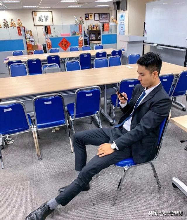 办公室里的正装帅同事,西装太帅了