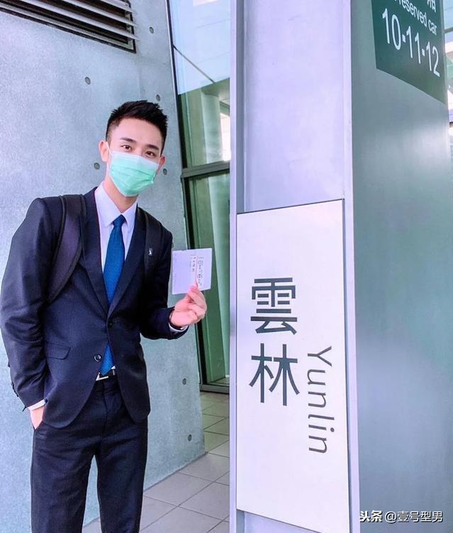 办公室里的正装帅同事,西装太帅了