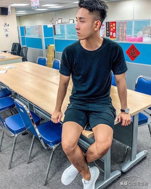 办公室里的正装帅同事,西装太帅了