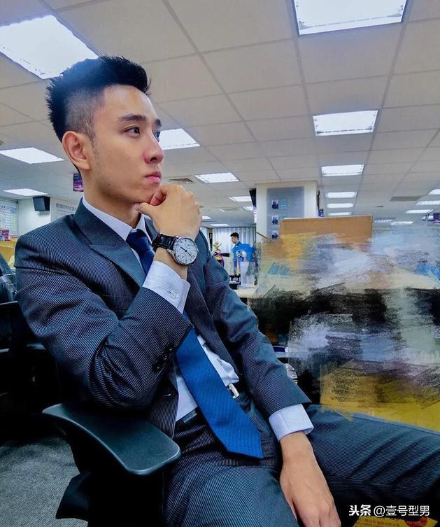 办公室里的正装帅同事,西装太帅了