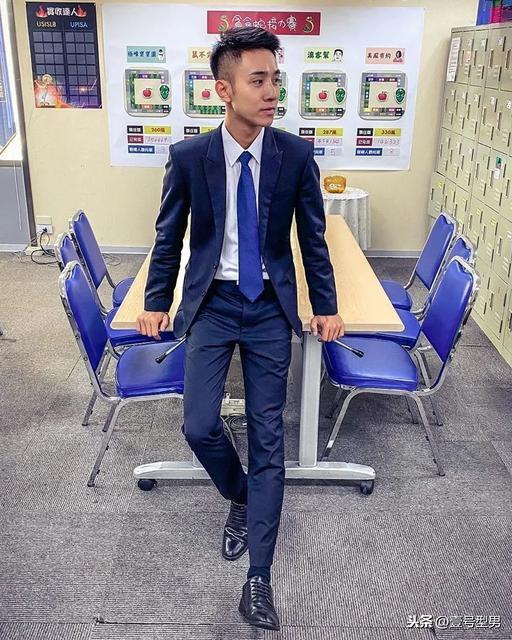 办公室里的正装帅同事,西装太帅了