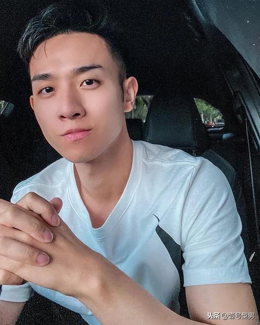 办公室里的正装帅同事,西装太帅了