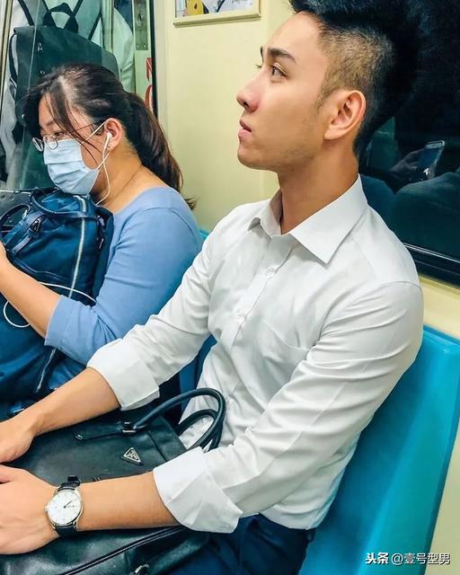 办公室里的正装帅同事,西装太帅了