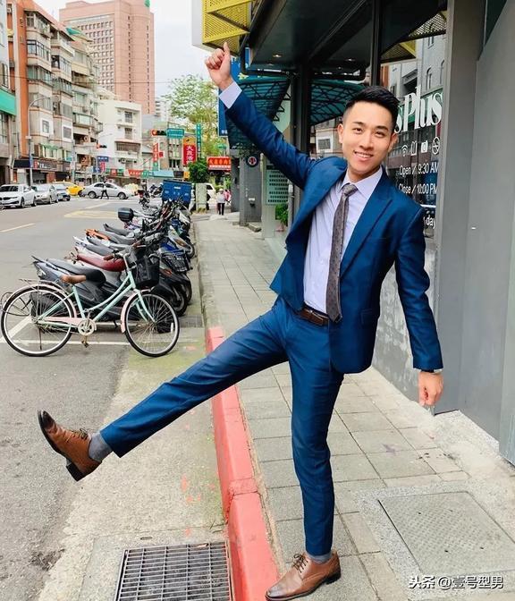 办公室里的正装帅同事,西装太帅了