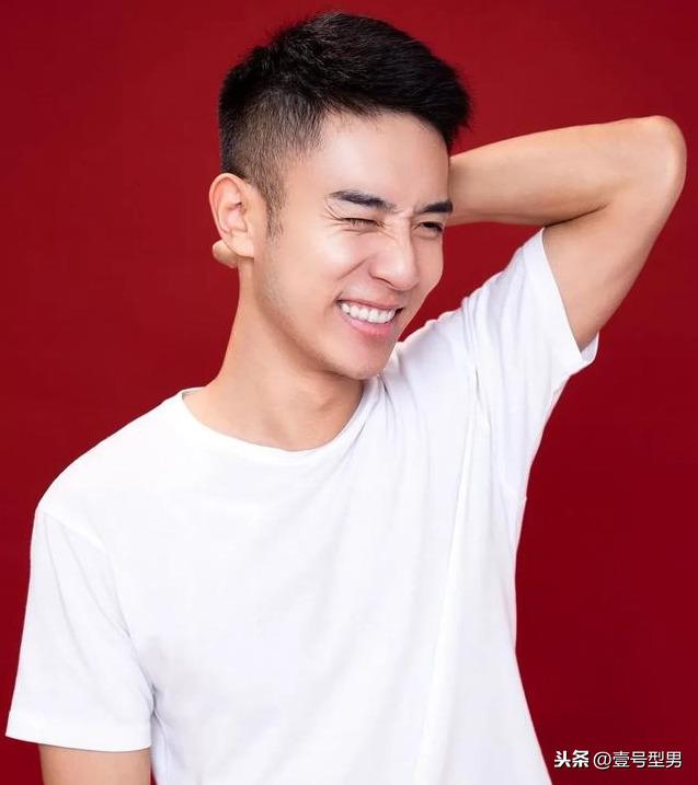 办公室里的正装帅同事,西装太帅了