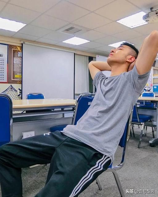 办公室里的正装帅同事,西装太帅了