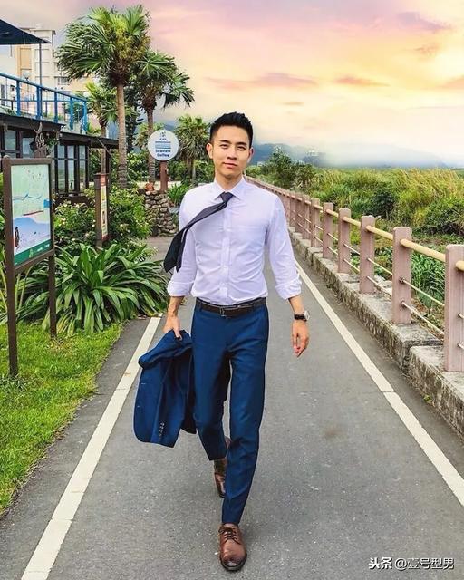 办公室里的正装帅同事,西装太帅了