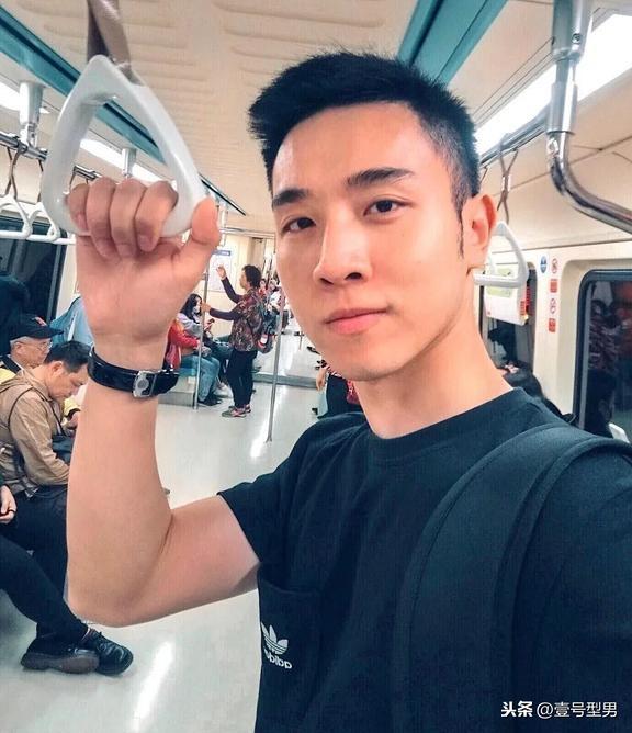 办公室里的正装帅同事,西装太帅了