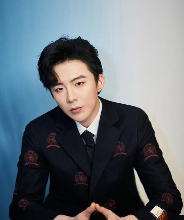 189cm刘宇宁,穿紧身裤配西装,大长腿抢镜,身材比例惊艳